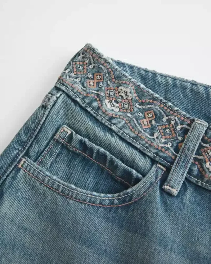 Ultra låg midja, medium tvätt, broderad midja, baggy jeans Ultra låg midja, medium tvätt, broderad midja, baggy jeans