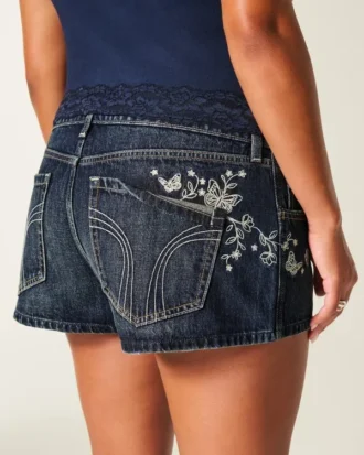 Ultra låg midja, mörk tvätt, broderade fjärilsmotiv, denimminishorts