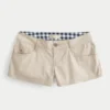 Ultra lågmidjade minishorts i khakifärgad twill