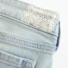Ultralåga, ljus tvättade jeans med nedhasad fåll och utsvängda ben Ultralåga, ljus tvättade jeans med nedhasad fåll och utsvängda ben