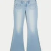 Ultralåga, ljusblå jeans med fickor fram och utsvängda ben Ultralåga, ljusblå jeans med fickor fram och utsvängda ben