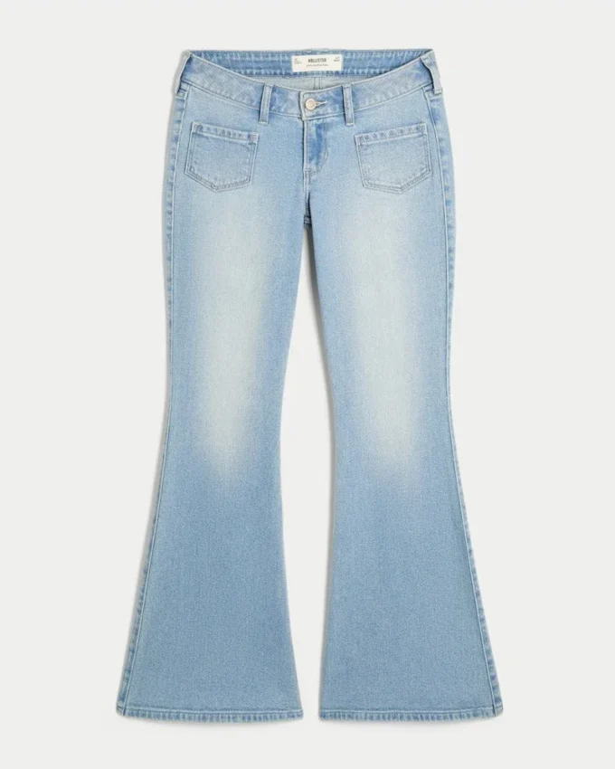 Ultralåga, ljusblå jeans med fickor fram och utsvängda ben Ultralåga, ljusblå jeans med fickor fram och utsvängda ben