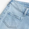 Ultralåga, ljusblå jeans med fickor fram och utsvängda ben Ultralåga, ljusblå jeans med fickor fram och utsvängda ben