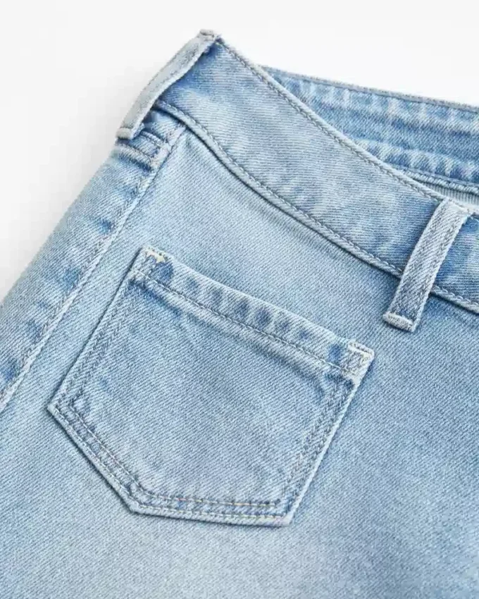 Ultralåga, ljusblå jeans med fickor fram och utsvängda ben Ultralåga, ljusblå jeans med fickor fram och utsvängda ben