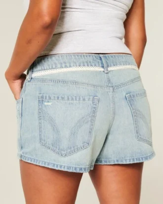 Ultralåga, ljusblå minishorts i denim med spetsband