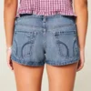 Ultralåga minishorts i mediumtvättad denim med slitna detaljer Ultralåga minishorts i mediumtvättad denim med slitna detaljer
