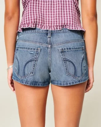 Ultralåga minishorts i mediumtvättad denim med slitna detaljer