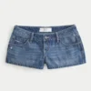 Ultralåga minishorts i mediumtvättad denim med slitna detaljer Ultralåga minishorts i mediumtvättad denim med slitna detaljer