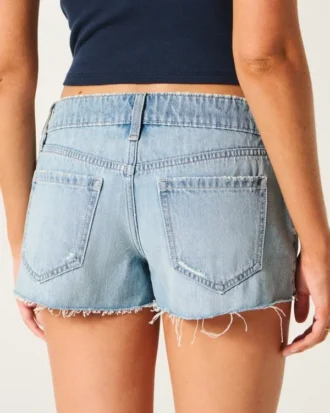Ultralåga slitna minishorts i mediumtvättad denim