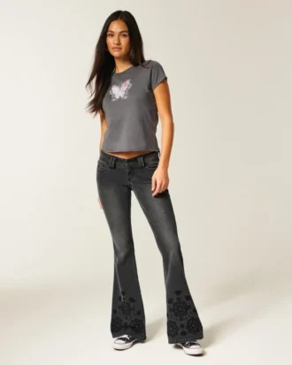 Ultralåga, svarta flare-jeans med blommig brodyr