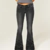 Ultralåga, svarta flare-jeans med blommig brodyr Ultralåga, svarta flare-jeans med blommig brodyr