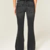 Ultralåga, svarta flare-jeans med blommig brodyr Ultralåga, svarta flare-jeans med blommig brodyr