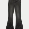 Ultralåga, svarta flare-jeans med blommig brodyr Ultralåga, svarta flare-jeans med blommig brodyr