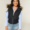 Y2K-väst med huva och kant i fuskpäls Y2K-väst med huva och kant i fuskpäls